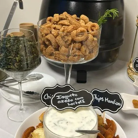 Torresmo, chips de mandioca e iogurte com hortelã no buffet.