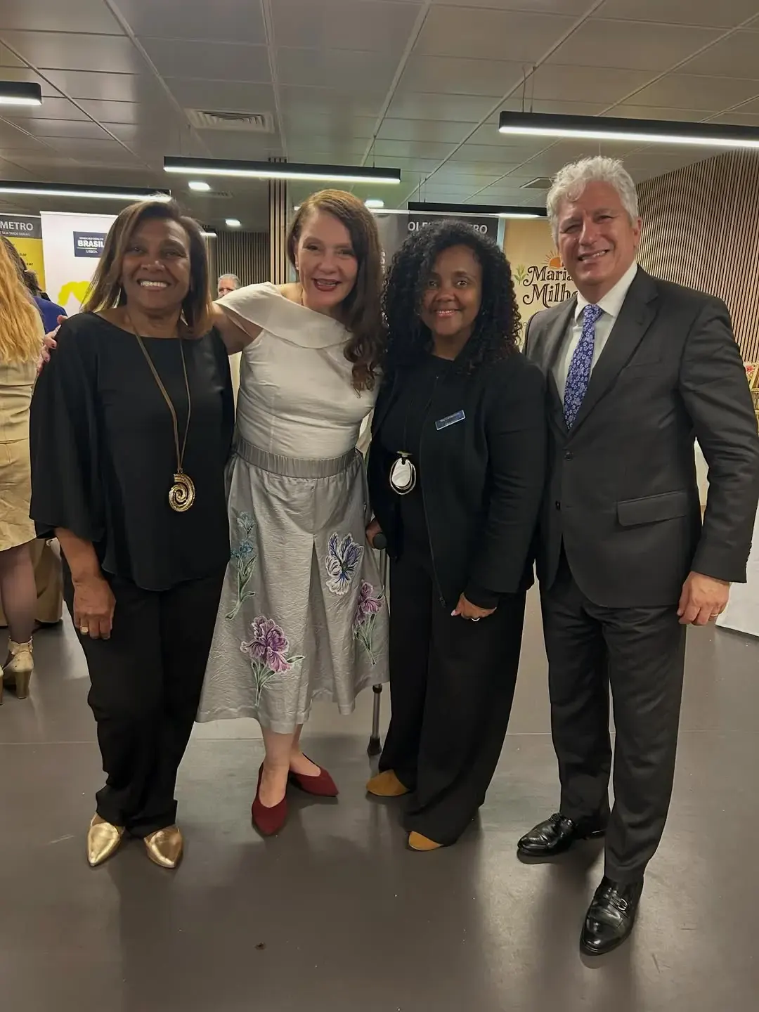 Aline Souza com convidados num evento do Consulado-Geral do Brasil em Lisboa.